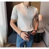 Nova Camisa Polo Tricotada de Manga Curta Listrada de Verão para Homens Elegante Business Casual Slim Gola V Pequena Camiseta Tricotada para Homens