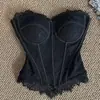 Top de encaje negro de verano con un diseño puro y seductor, que ciñe la cintura y estiliza, sin tirantes y con tirantes finos