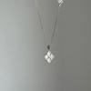 Collar con colgante de trébol de cuatro hojas de nácar blanco de alta calidad en plata de ley S925 repujada estilo corte retro, cadena de clavícula de lujo ligero para mujer