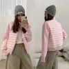 Colección nueva de invierno 2026: chaquetas acolchadas de algodón, modernas y versátiles, con mangas de punto sencillas, diseño de algodón acanalado y abrigo cálido estilo coreano