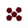 Rosas flocadas 20 mm con cuentas sosteniendo flores rosas flocadas con orificio pasante en los pétalos flores hechas a mano aretes DIY pasador