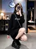 Vestido preto de manga comprida estilo Hong Kong para mulheres, nova coleção outono 2026, moderno, rejuvenescedor, acinturado, emagrecedor e de alta qualidade