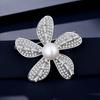 Flor de cinco folhas s925 prata esterlina broche de pérola de água doce high-end feminino 2023 nova moda corpete pin terno acessórios