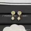 Nuevos Pendientes de Botón Redondos de Moneda de Oro Chanel 26p para Mujer Botón Doble C Temperamento de Princesa Perla Colgante Chanel Abuela