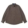 Camisa de manga larga holgada con cuadros finos de color marrón oscuro, hombros caídos y un solo bolsillo lateral, camisa casual vintage con cuello para el uso diario de hombres