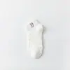 Calcetines nuevos de color liso con diseño de oso y corazón para primavera y verano, calcetines invisibles para mujer, calcetines de algodón blancos con costilla alta bordada, venta al por mayor