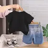 Conjunto de Duas Peças Moda Verão 2026 para Meninos: Roupa Soltinha com Mangas Curtas Estampada de Controle de Jogo com Jeans