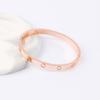Pulsera de Hebilla de Venta Caliente Transfronteriza con Versiones Anchas y Estrechas Tachonadas de Diamantes, Suministro de Fábrica de Pulseras de Acero de Titanio de Oro de 18 Quilates