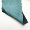 Tejido de satén elástico, grueso y brillante con una caída suave, que presenta un efecto reluciente de seda artificial, adecuado para disfraces de baile y ropa formal.