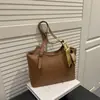 Bufanda de Seda de Moda Casual Europea y Americana 2025 Nueva Tendencia Bolso Tote Hombro de Gran Capacidad Elegante Simple para Viajes Diarios para Mujer