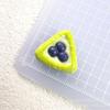 Simulación de comer y jugar: tarta de huevo de arándano triangular, accesorios de resina, crema, pegamento, funda para teléfono móvil, horquilla, cuerda, decoración de flores para zapatos.