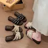 Estas elegantes sandalias sin cordones con suelas gruesas y un ligero tacón de cuña son perfectas para llevar al aire libre en verano, y lucen increíbles con vestidos. Son súper suaves y le dan a tus pies un aspecto hermoso y radiante