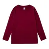 Camiseta lisa de manga comprida com gola redonda, estilo soltinho, para jovens, feita de algodão puro, adequada como camada base, moderna e casual, para primavera e outono.