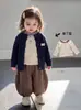 Conjunto de otoño estilo preppy para niñas: cárdigan de punto, top de encaje, pantalones de cuadros, conjunto de tres piezas para niñas pequeñas