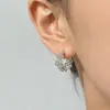 Elegantes Pendientes de Flor de Metal 3D de Alta Gama para Mujer Modernos de Alta Gama con Atmósfera Pendientes de Botón Diseño de Nicho Joyería para Orejas de Lujo Ligero