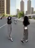 Conjunto de Duas Peças Estilo Sal de Verão com uma Vibração Madura e Sofisticada, Top e Saia Chiques e Docemente Picantes
