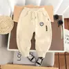 Calça Casual Masculina 2025 Nova Outono para Uso Externo com Design de Rosto Sorridente, Estilo Coreano Jogger Elegante para Crianças Pequenas, Moderna e Descolada