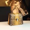 Bolso Pequeño Estampado de Serpiente 2026 Nuevo Estilo Elegante Bolso Cruzado con Cadena al Hombro Bolso de Mujer de Piel Genuina Bolso de Mano de Gama Alta