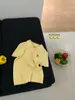 Suéter Feminino Malha Manga Curta 2026 Novo Estilo Bordado Retrô Estilo College Torcido Camisa Top