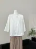 Colección Privada Color Sedoso Dorado Tejido de Gasa Retorcida de Tres Hilos Diseño Blusa Adelgazante para el Cuello Otoño 2026 Nuevo