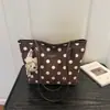 Bolsa tote de bolinhas de alta qualidade e grande capacidade para mulheres, novo estilo 2026, retrô, design de nicho, bolsa de ombro moderna para o dia a dia