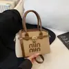 Bolsa Transversal de Ombro Único Versátil e Fashion para Mulheres 2026 Novo Modelo Bolsa de Mão de Design de Nicho de Alta Qualidade Bolsa Concha para o Dia a Dia