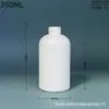 El fabricante suministra varias capacidades de botellas de plástico blancas, redondas y de hombros caídos, cortas y robustas, para dispensar líquidos.