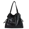 Bolsa tote casual de grande capacidade para mulheres, novo estilo 2026, bolsa de ombro simples e versátil, estilo coreano, descontraída e chique, projetada para ser carregada sob o braço