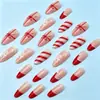 Arte de uñas con temática navideña: Diseños de copos de nieve en tonos nude, rojo y blanco, perfectos para crear un ambiente festivo. Opciones mayoristas disponibles para ventas transfronterizas. Incluye gorro de Navidad y lazo para regalo