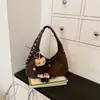 Bolso tote de ante con remaches transfronterizo para mujer, nuevo modelo 2026, bolso de mano de gran capacidad, bolso de hombro y para debajo del brazo, moderno y versátil