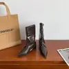 Botas marrons de couro macio com salto grosso, que aumentam a altura, com design de fivela de cinto, bico fino estilo western, botas de cano alto acima do joelho para mulheres