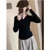 Camisa base de tricô cinza escuro com gola polo para mulheres, adequada para usar em camadas sob um casaco, top estiloso slim-fit com decote V, outono de 2026
