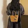 Bolsa de mão de alta qualidade, retrô e minimalista para mulheres - uma bolsa tote elegante e versátil que pode ser carregada na mão, usada no ombro ou a tiracolo.