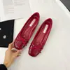 Novos Sapatos Baixos com Laço para Mulheres 2025 com Altura Aumentada na Primavera, Sapatos Baixos de Bico Quadrado em Couro Envernizado, Sapatos de Calçar