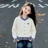 Conjunto de Cardigan de Tricô Patchwork Xadrez para Meninas 2026 Nova Moda e Super Fofo Jeans de Barra Larga para Meninas Roupa de Outono