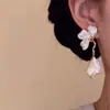 Pendientes de Borla con Pétalos Blancos Estilo Transfronterizo Modelo Nuevo 2026 Diseño de Nicho de Lujo Ligero Pendientes y Accesorios para Orejas de Gama Alta