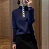 Novo Estilo Outono e Inverno 2026, Blusa de Tricô Estilo Francês com Gola Alta para Mulheres, Azul Escuro com Bordas Contrastantes, Emagrecedora e Rejuvenescedora, Blusa Elegante