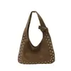 Bolso tote de remaches estilo coreano para mujer, nuevo diseño de moda de nicho otoño 2026, bolso de hombro cruzado mate