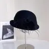 Sombrero de cubo de lana estilo lujo ligero para mujer con decoración de plumas de malla, sombrero de pescador retro a la moda para invierno
