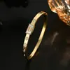 Pulsera de Mano Personalizada de Zirconia Micro-Pavé con Electrochapado de Oro Real para Mujer, Pulsera de Uñas de Mariposa con Letra H de Alta Gama, Pulsera de Lujo Accesible