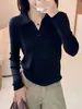 Suéter de punto gris estilo coreano con cuello polo para mujer, top de manga larga acanalado slim-fit con cuello en V para principios de otoño, para el trabajo o para usar en capas