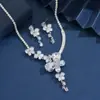 Estilo Lujo Ligero Conjunto de Collar y Pendientes de Mariposa Flor Gota de Agua con Circonita Pendientes Elegantes de Gama Alta de Nicho Personalizados para Mujer