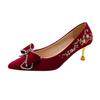 Sapatos de casamento vermelhos sapatos de noiva 2024 Novos sapatos de salto alto francês de camurça pontudo femininos salto agulha vestido de noiva Xiuhe sapatos únicos