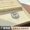 Broche Metálico de Broche de Anel Assimétrico com Design Frio de Nicho, Tendência Europeia e Americana, Outono e Inverno, Novo, Celebridade da Internet, Alto Padrão