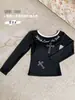 Camiseta feminina estilo americano, com strass, ombro único, manga longa, design de outono, corte justo, valoriza a silhueta, cor contrastante, cropped
