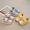 Tênis Respirável de Malha para Meninas 2026 Novo Estilo de Primavera Tênis para Escola Primária Versátil Casual Sola Grossa Sapatos Brancos Infantis
