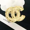 Letras clásicas broche de alta gama pasador elegante patrón de estilo elegante mismo estilo ramillete ropa prendas accesorios chapados en oro