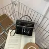 Bolsa Pequena Acolchoada Bordada Quadrada para Mulheres 2026 Nova Primavera Verão Bolsa de Mão Pequena Quadrada Elegante Bolsa Transversal com Corrente de Ombro