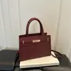 Bolsa de mão vintage em relevo, bolsa tote estilo Kelly com enfeites de contas de madeira, fecho de metal e tamanho pequeno, perfeita para o trajeto em estilo Melard