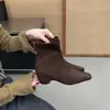 Botines de gamuza de punta cuadrada y tacón de cuña en una paleta de colores Maillard, con cremallera trasera, combinados con una falda y jeans de pierna ancha